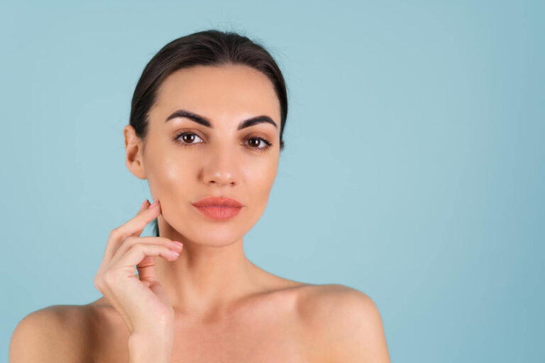 Mulher com pele radiante e traços simétricos destaca a harmonização orofacial e estética do sorriso na Odonto Caprio, no Brooklin.