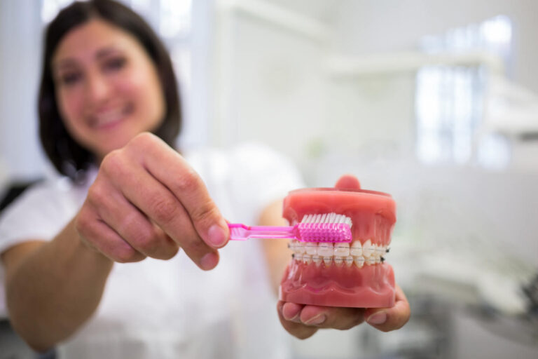 entista demonstra escovação em modelo odontológico para orientar a higienização de prótese protocolo na Odonto Caprio, Brooklin.Título (Title) (Organização interna)higienizacao-protese-protocolo-brooklinLegenda (Caption) (UX / Editorial)Cuidar dos seus novos dentes fixos é simples: a higienização correta garante a saúde da sua boca e estende a durabilidade da prótese.Descrição (Description) (Técnico)Manter este campo em branco para evitar a indexação de páginas de anexo inúteis (thin content) no Google.