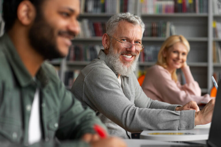Homem grisalho sorrindo feliz, demonstrando a sensação de dentes naturais com a prótese protocolo da Odonto Caprio no Brooklin.